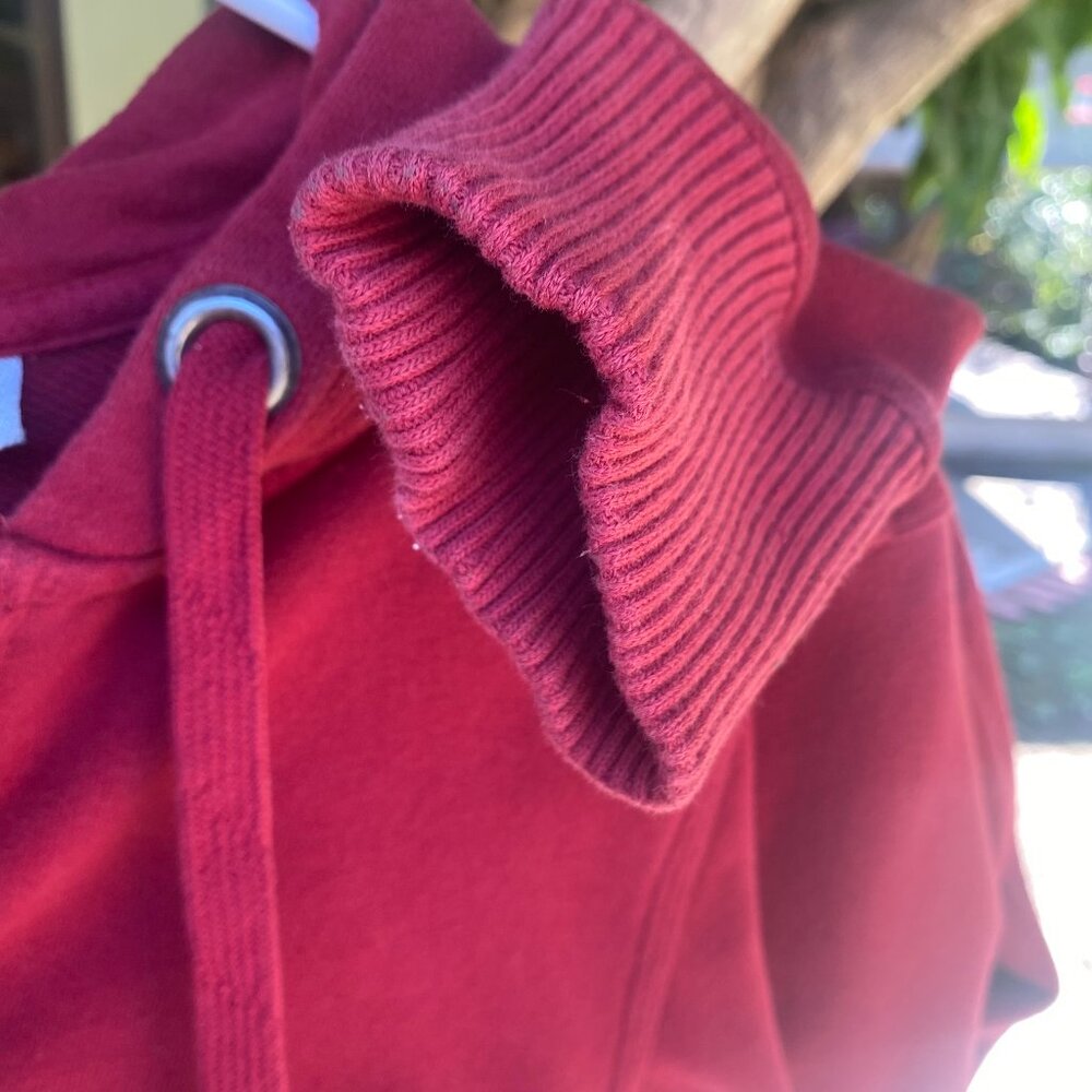 Women's Red Caslon Sweatshirt Size Medium - Picture 6 of 10